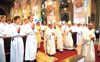 Przybyło młodych ludzi podejmujących szczególne funkcje podczas liturgii.