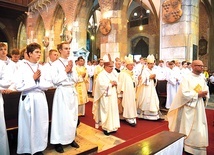 Przybyło młodych ludzi podejmujących szczególne funkcje podczas liturgii.