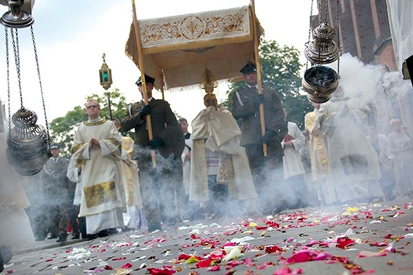 Uczestnicy przeszli z katedry do bazyliki garnizonowej.