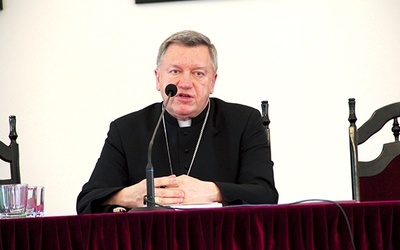 Metropolita wrocławski zapewnił, że obecnie nie opowiada się za żadnym z wymienionych rozwiązań, a cała niełatwa sytuacja wymaga również naszej modlitwy.