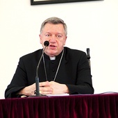 Metropolita wrocławski zapewnił, że obecnie nie opowiada się za żadnym z wymienionych rozwiązań, a cała niełatwa sytuacja wymaga również naszej modlitwy.