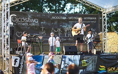 W czasie Miasteczka Ojcowskiego w Gubinie spełniło się marzenie taty Jakuba, aby zagrać ze swoim rodzinnym zespołem na scenie. Razem z nim wystąpił Maximilian (9 lat) – pianino, pads, organy, wokal, Benio (7 lat) – gitara basowa, Jonatan (5 lat) – wokal  i Olo (2 lata) – wokal.