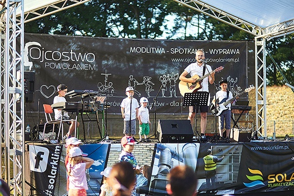 W czasie Miasteczka Ojcowskiego w Gubinie spełniło się marzenie taty Jakuba, aby zagrać ze swoim rodzinnym zespołem na scenie. Razem z nim wystąpił Maximilian (9 lat) – pianino, pads, organy, wokal, Benio (7 lat) – gitara basowa, Jonatan (5 lat) – wokal  i Olo (2 lata) – wokal.