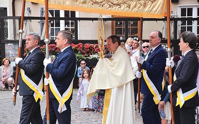 ▲	Metropolita gdański przewodniczył procesji z bazyliki Mariackiej.