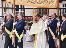 ▲	Metropolita gdański przewodniczył procesji z bazyliki Mariackiej.