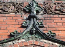 ▲	Motywy florystyczne w dekoracji fasady  (kościół św. Bartłomieja w Gliwicach, 1907–1911).
