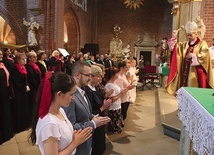 ▲	Biskup pobłogosławił absolwentów kursu dla psałterzystów.