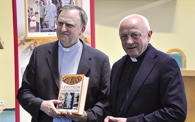 ▲	„Leksykon katechetyczny” zaprezentowali ks. prof. Jan Kochel, jeden z redaktorów dzieła, i jego wydawca ks. Leszek Skorupa.