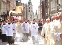 ▼	– Odrzucenie Chrystusa musi prowadzić  do przemocy i wojen,  do wrogości między ludźmi – mówił metropolita krakowski.