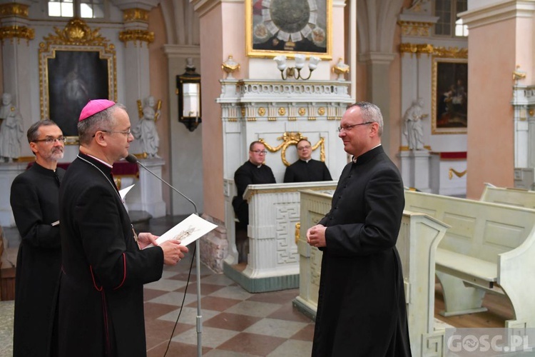 Wręczenie dekretów dla księży wikariuszy