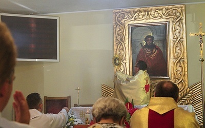 W świątyni widnieje kopia obrazu zakonnika pt. „Ecce Homo”. 