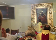 W świątyni widnieje kopia obrazu zakonnika pt. „Ecce Homo”. 