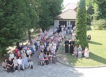 Pamiątkowe zdjęcie  ze spotkania z biskupem legnickim Andrzejem Siemieniewskim.