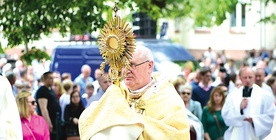 – Potrzebna jest głęboka świadomość, że niesiemy Jezusa światu  nie tylko w uroczystych procesjach, ale także eucharystycznym stylem życia – podkreślał abp Józef Górzyński.