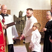 Razem z panem Markiem chrzest św. przyjął jego 6-letni syn Dawid. Sakramentu udzielił ks. Dariusz Sonak. 