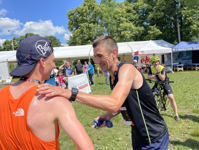 Biegacze od bł. Frassatiego na finiszu górskiego półmaratonu w Międzybrodziu Bialskim - 2022