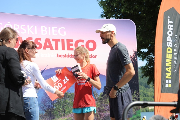 Biegacze od bł. Frassatiego na finiszu górskiego półmaratonu w Międzybrodziu Bialskim - 2022