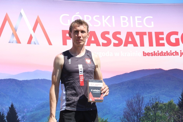 Biegacze od bł. Frassatiego na finiszu górskiego półmaratonu w Międzybrodziu Bialskim - 2022