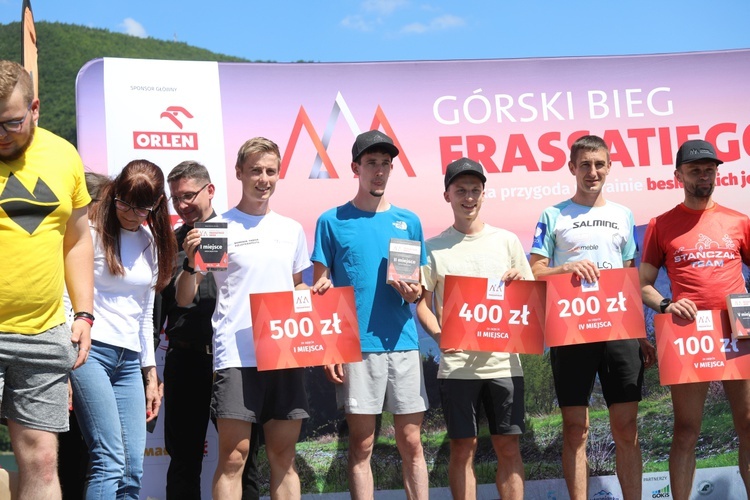 Biegacze od bł. Frassatiego na finiszu górskiego półmaratonu w Międzybrodziu Bialskim - 2022