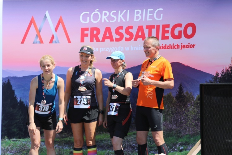 Biegacze od bł. Frassatiego na finiszu górskiego półmaratonu w Międzybrodziu Bialskim - 2022