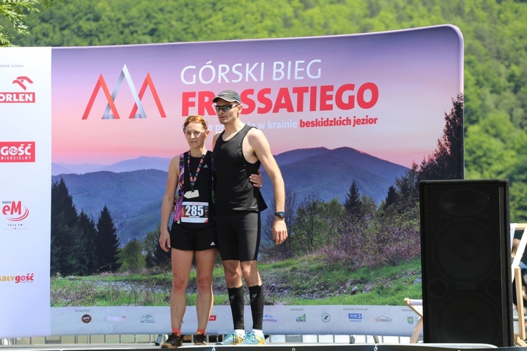 Biegacze od bł. Frassatiego na finiszu górskiego półmaratonu w Międzybrodziu Bialskim - 2022