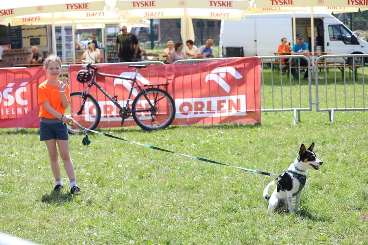 Biegacze od bł. Frassatiego na finiszu górskiego półmaratonu w Międzybrodziu Bialskim - 2022