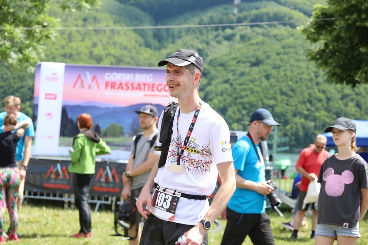 Biegacze od bł. Frassatiego na finiszu górskiego półmaratonu w Międzybrodziu Bialskim - 2022