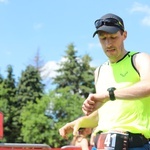 Biegacze od bł. Frassatiego na finiszu górskiego półmaratonu w Międzybrodziu Bialskim - 2022