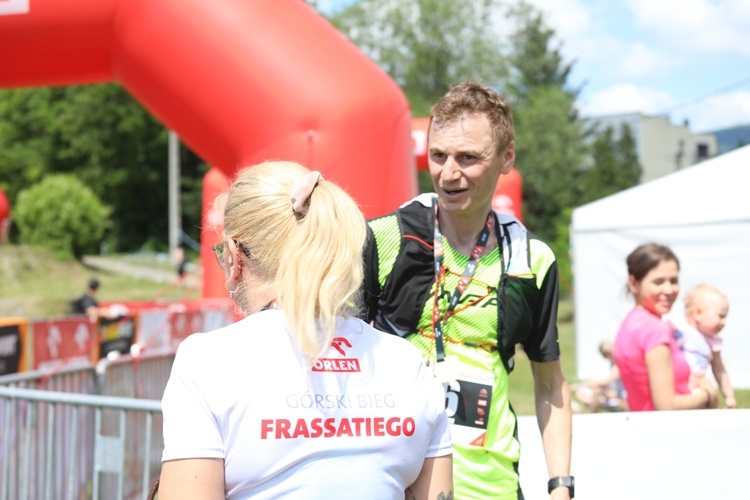 Biegacze od bł. Frassatiego na finiszu górskiego półmaratonu w Międzybrodziu Bialskim - 2022