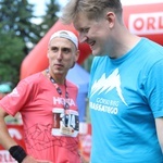 Biegacze od bł. Frassatiego na finiszu górskiego półmaratonu w Międzybrodziu Bialskim - 2022