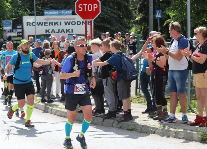 Biegacze od bł. Frassatiego na finiszu górskiego półmaratonu w Międzybrodziu Bialskim - 2022