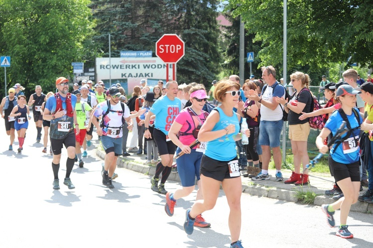 Biegacze od bł. Frassatiego na finiszu górskiego półmaratonu w Międzybrodziu Bialskim - 2022