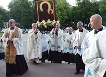 Wprowadzenie ikony jasnogórskiego obrazu do radomskiej katedry.