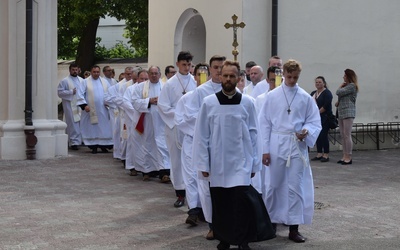 Stacja kongresowa z udziałem dzieci pierwszokomunijnych