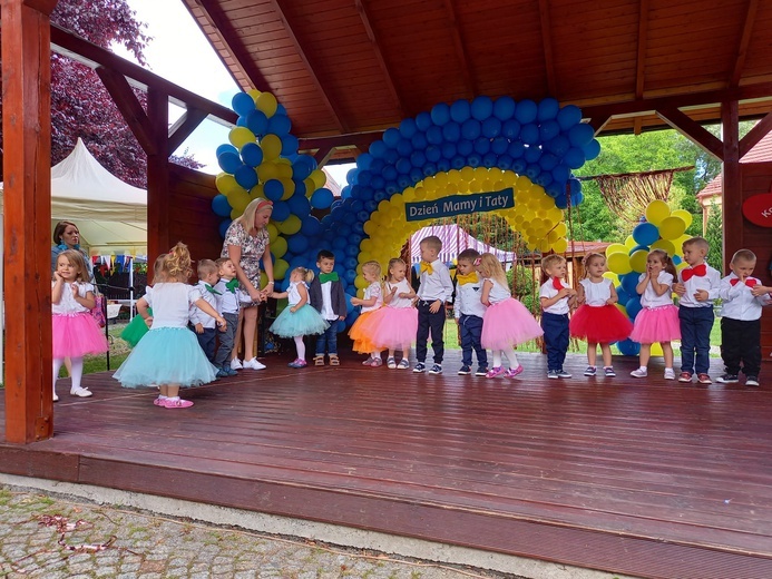 Świdnica. Przedszkolaki z Ukrainy i z grupy 3-latków wystąpiły przed rodzinami  