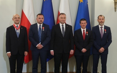 Prezydent odznaczył cztery osoby za organizację ewakuacji z Afganistanu w ub.r.