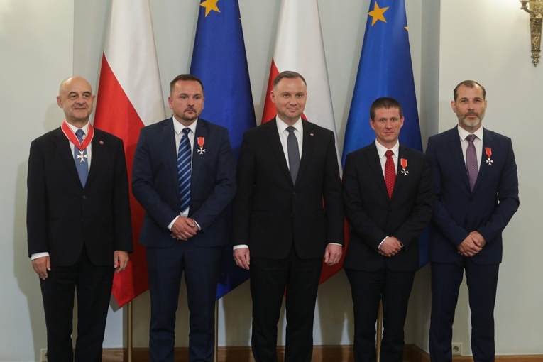 Prezydent odznaczył cztery osoby za organizację ewakuacji z Afganistanu w ub.r.