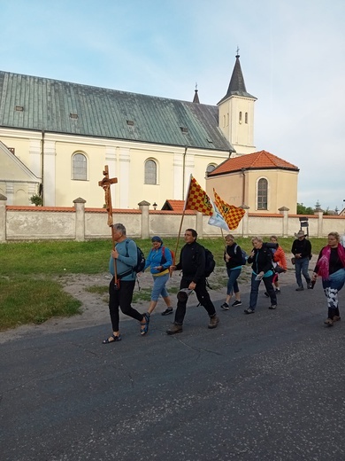 Idą do Gietrzwałdu