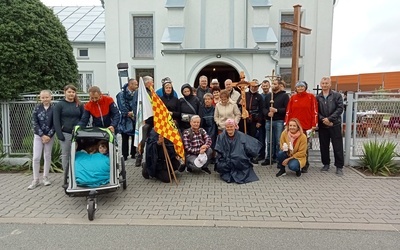 Idą do Gietrzwałdu