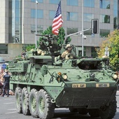 Amerykański transporter opancerzony M1126 „Stryker” na defiladzie w Warszawie.