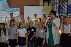 Dyrektor szkoły razem z uczniami śpiewała "Postanowiłem iść za Jezusem". 