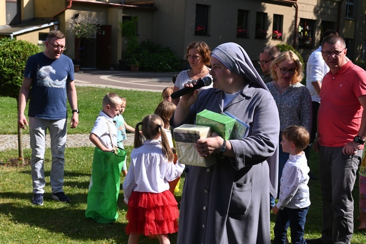 "Stokrotki" z przedszkola sióstr prezentek wystąpiły dla rodziców