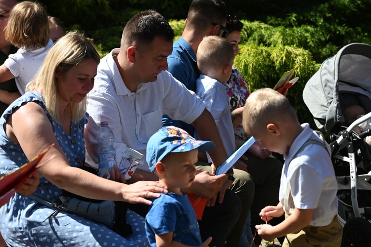 "Stokrotki" z przedszkola sióstr prezentek wystąpiły dla rodziców