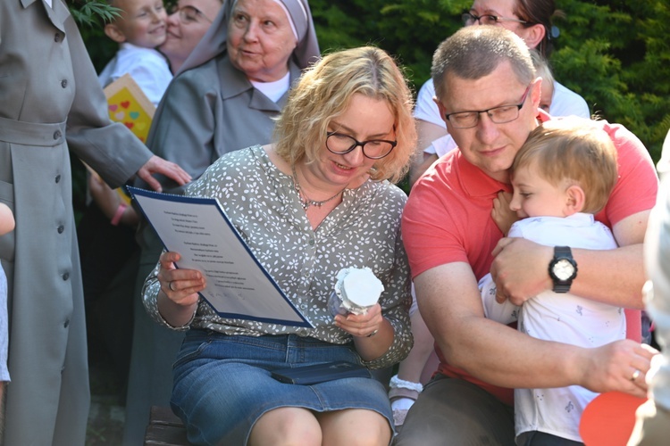 "Stokrotki" z przedszkola sióstr prezentek wystąpiły dla rodziców