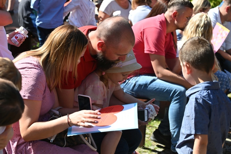 "Stokrotki" z przedszkola sióstr prezentek wystąpiły dla rodziców