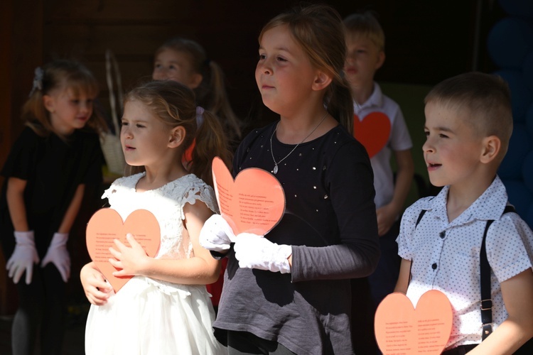 "Stokrotki" z przedszkola sióstr prezentek wystąpiły dla rodziców