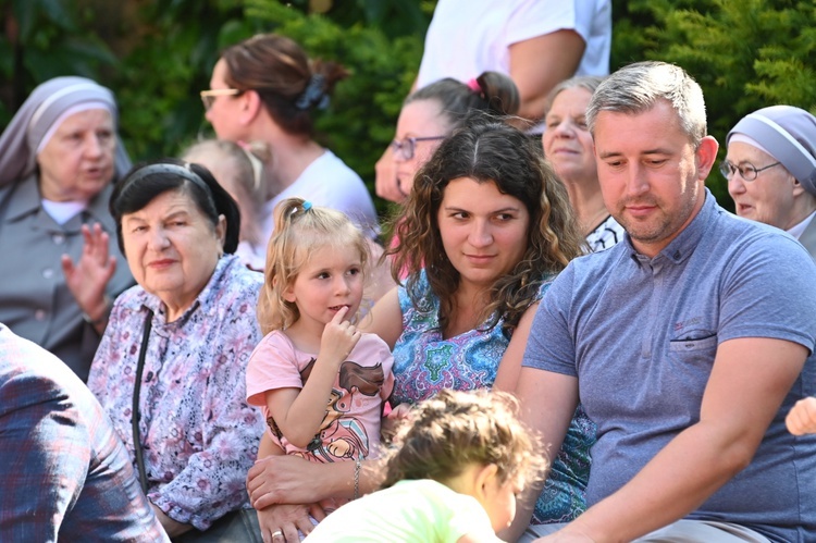 "Stokrotki" z przedszkola sióstr prezentek wystąpiły dla rodziców