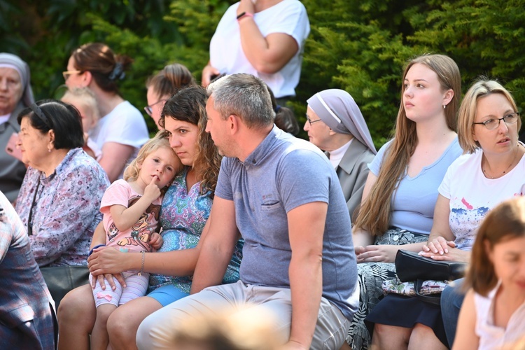 "Stokrotki" z przedszkola sióstr prezentek wystąpiły dla rodziców