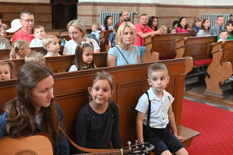 "Stokrotki" z przedszkola sióstr prezentek wystąpiły dla rodziców