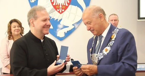 Wręczenie medali dla koszalińskich duchownych